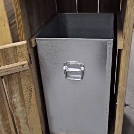 Corbeille Oléa pin du nord traité avec seau acier  – 90  litres - EUROSYLVIA
