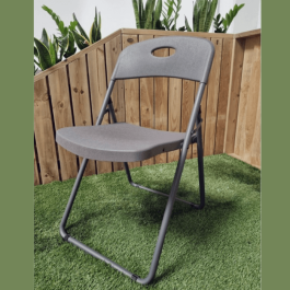 chaise pliante avec assise et dossier en polypropylène est équipée d'une barre anti enlisement