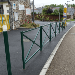 Barrière Versailles à sceller - longueur 146cm de Fap Collectivités Barrière Versailles à sceller - longueur 146cm de Fap Collectivités