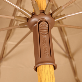 parasol décoratif en raphia dont l’aspect paille crée une ambiance paradisiaque