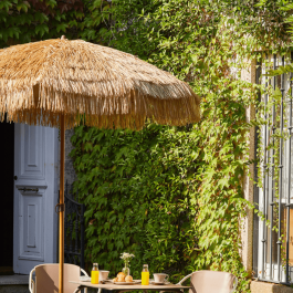 parasol décoratif en raphia dont l’aspect paille crée une ambiance paradisiaque