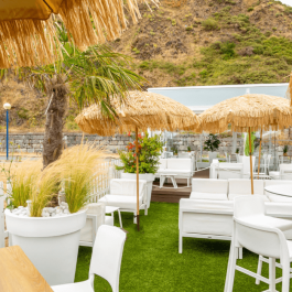 parasol décoratif en raphia dont l’aspect paille crée une ambiance paradisiaque