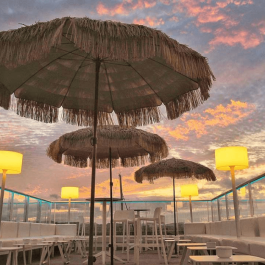 parasol décoratif en raphia dont l’aspect paille crée une ambiance paradisiaque